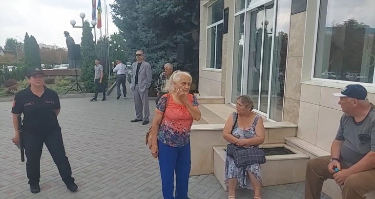 (Видео) Жители Гагаузии перед зданием НСГ требуют ответов — депутаты убегают
