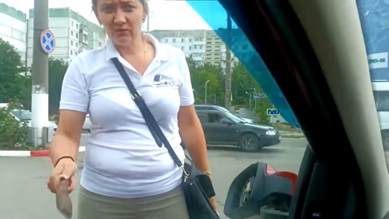 (ВИДЕО) Конфликт на заправке в Кишиневе: женщина разбила ломом зеркала автомобиля