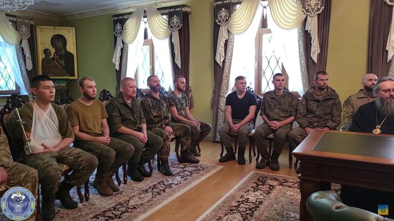 (Видео) Глава украинской церкви встретился с пленными россиянами и призвал их выступить против войны