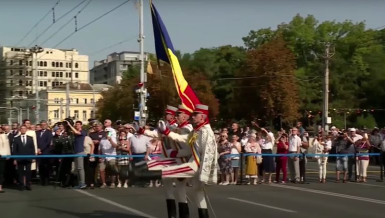 (LIVE) Торжественная церемония на День независимости Молдовы на площади в Кишиневе