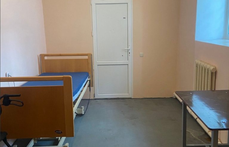 (ФОТО) Камера на 22 кв. м и собственный санузел – в каких условиях отбывает наказание Таубер