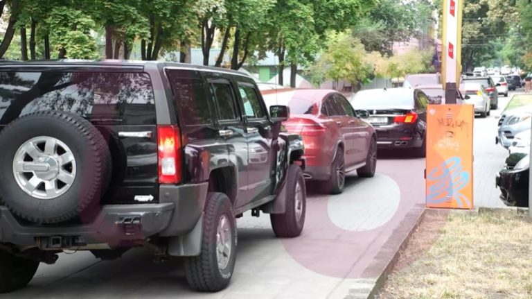 Десятки священников на роскошных авто приехали поздравить митрополита Владимира с юбилеем