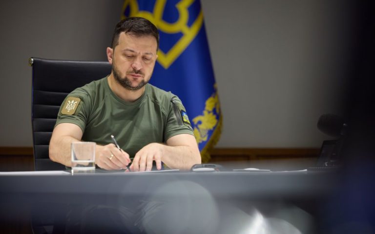Зеленский предложил продлить военное положение и мобилизацию в Украине до зимы