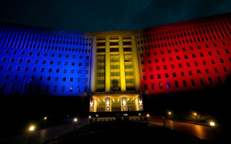 Здание Парламента подсветили в цвета молдавского флага в честь Limba noastră