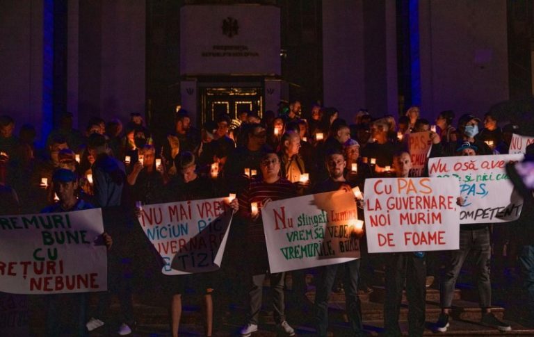 Ночью члены партии «Шор» устроили протест перед зданием Президентуры
