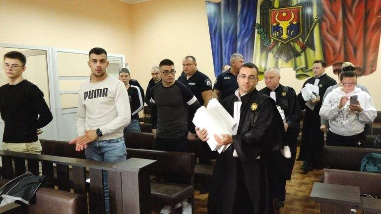 Дело о двойном убийстве бельчан: подсудимый порезал себе вены в зале суда, родные погибших устроили протест