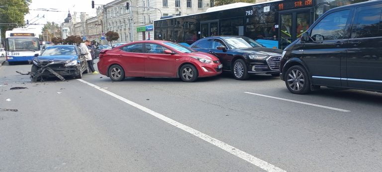 Цепная авария на главной площади Кишинева: вовлечен автомобиль с дипломатическими номерами