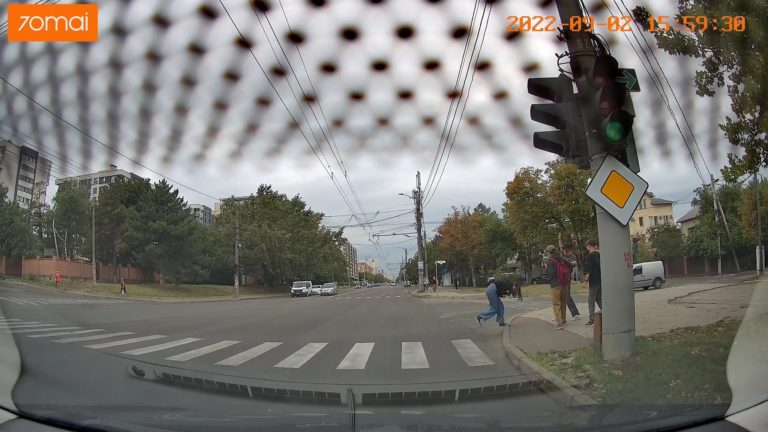 (Видео) В Кишиневе девушка едва не попала под колеса после удара ногой в живот