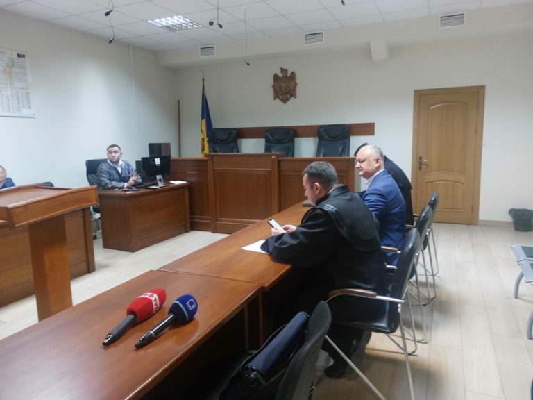 Первое заседание по делу «Энергокома» отложено, Додон прибыл в зал суда