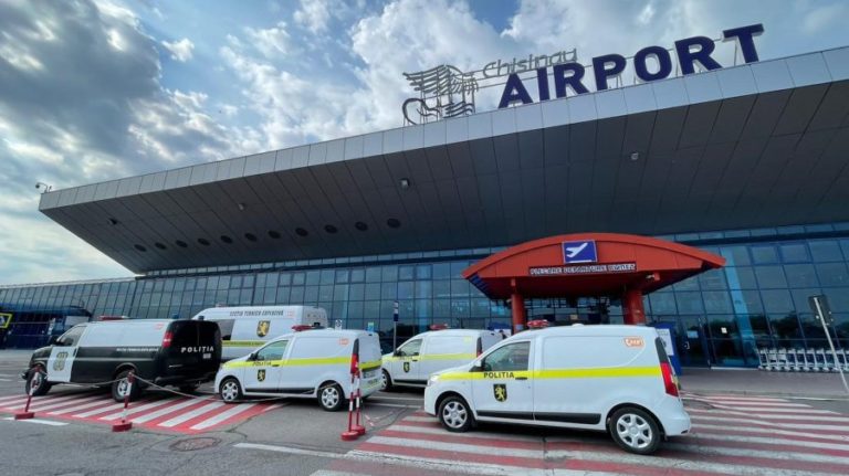 Пассажиров кишиневского аэропорта эвакуировали из-за сообщения о бомбе: тревога не подтвердилась