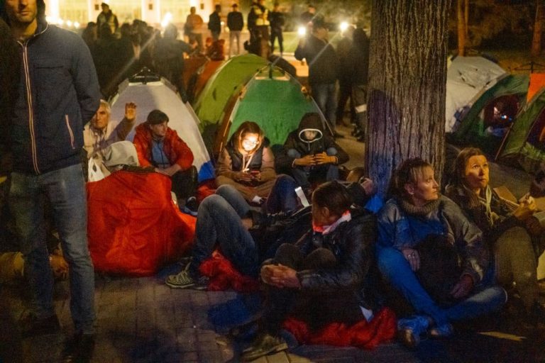 «Шоровцы» остались на ночевку у парламента