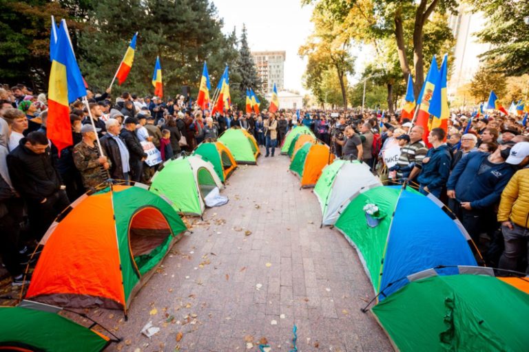 Ещё одна ночь в «Городке перемен» в центре Кишинёва