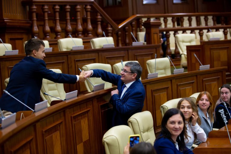 Гагаузские школьники побывали в Парламенте. Депутат: Это была самая прекрасная часть дня