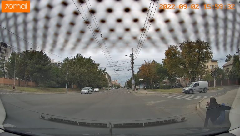 Полиция: девушка, упавшая под колеса после удара ногой в живот, отказалась подать заявление