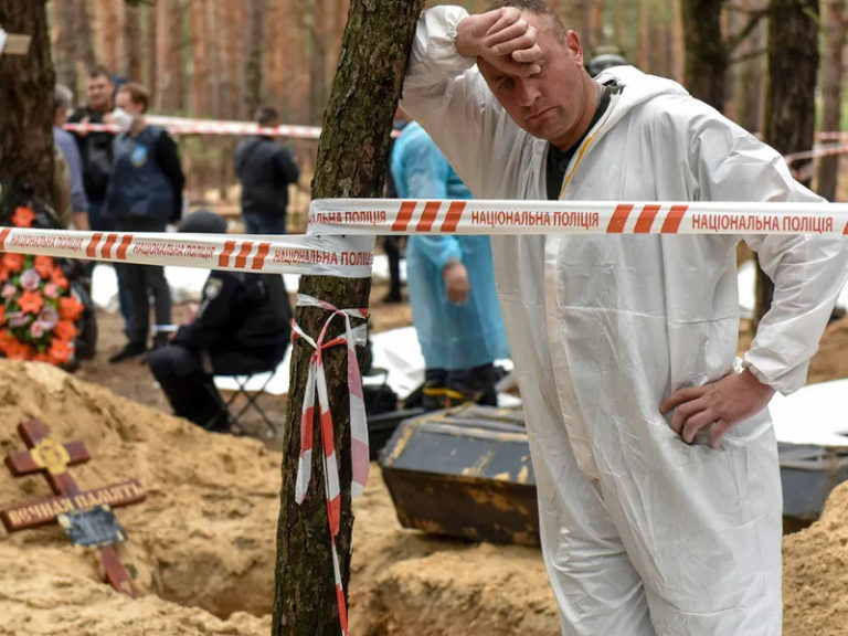 (ФОТО) На месте массового захоронения эксгумируют тела со следами насильственной смерти