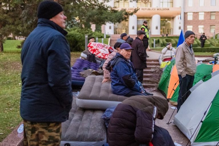 (ФОТО) Как провели первую ночь в палатках сторонники «Шора»