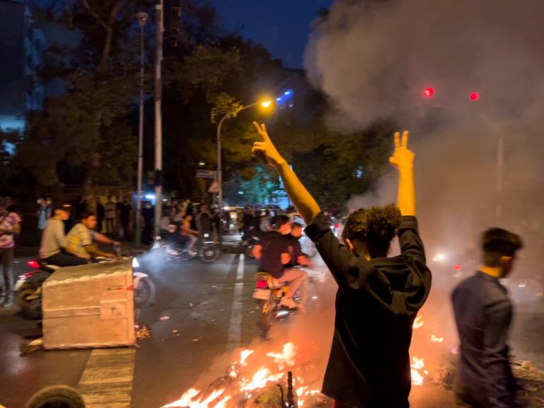 К протестам в Иране присоединились школьницы: «Если мы не сплотимся, нас убьют по одной!»