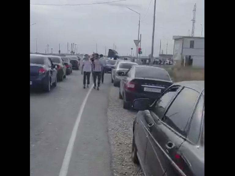 (ВИДЕО) Жители Дагестана, протестуя против мобилизации перекрыли федеральную трассу