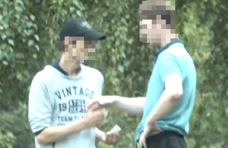 (ВИДЕО) У двух кишинёвцев изъяли героин на 300 тысяч леев
