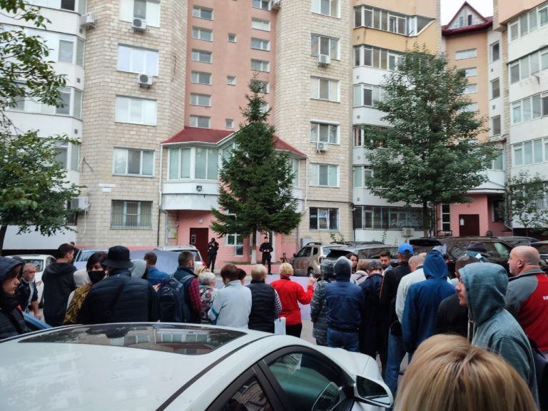 Новый день — новый протест от партии «Шор», на этот раз у дома президентки Майи Санду