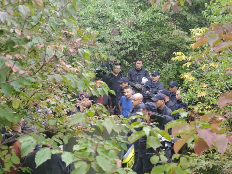 (ВИДЕО) Спасатели вытащили труп из пещеры рядом с Криулянами, операция длилась 12 часов