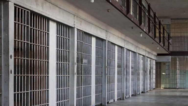 Домогался одной и изнасиловал другую — кишиневец получил 8 лет тюрьмы