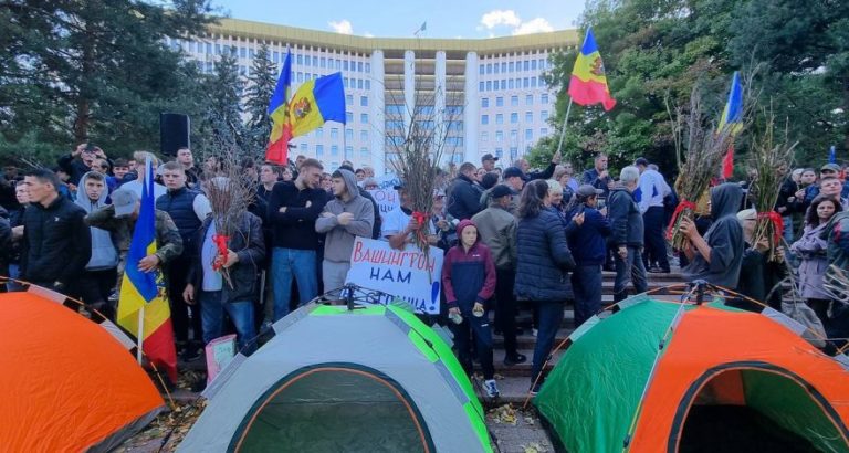 Организаторы «шоровского» протеста не намерены убирать «Городок перемен» у парламента