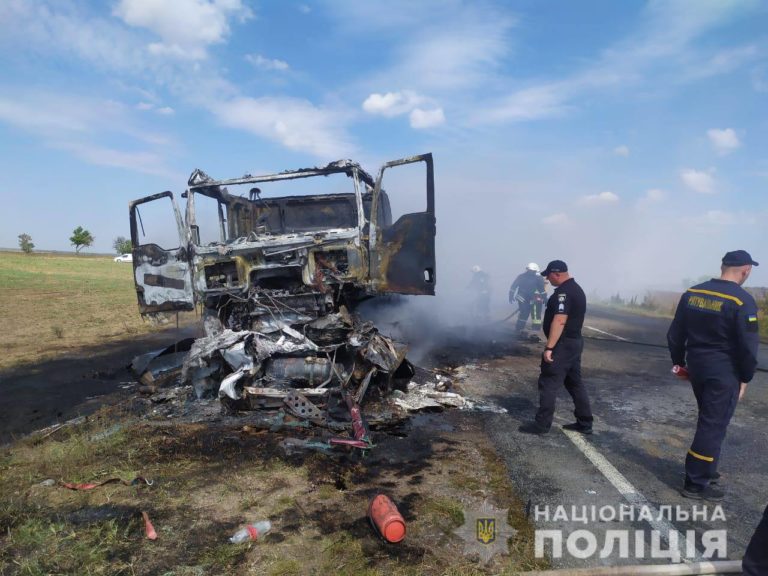 На трассе Одесса — Рени легковушка столкнулась с грузовиком и загорелась