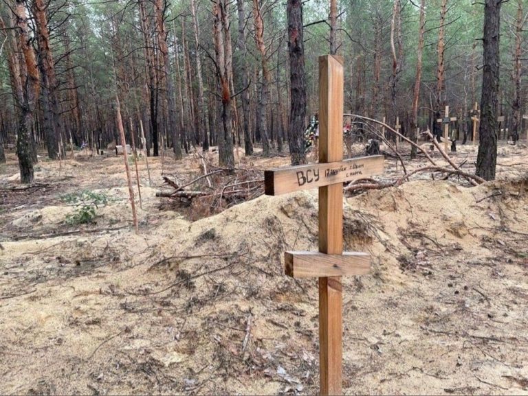 (ФОТО+ВИДЕО) Под Изюмом после отступления российских войск нашли захоронение из более 400 могил