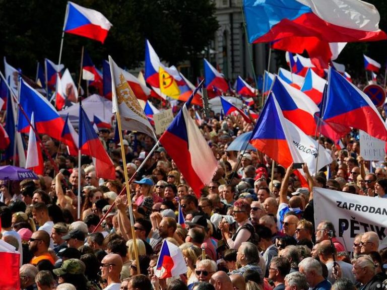 В Праге 70 тысяч человек протестовали против роста цен на газ. Премьер заявил, что акцию устроили пророссийские силы