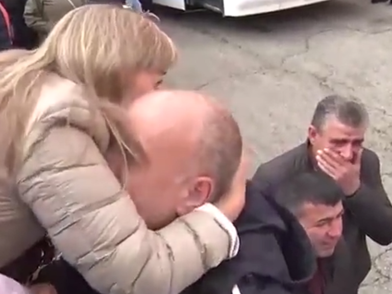 (ВИДЕО) В России идет мобилизация: очереди, погрузка в автобусы, побег из военкомата