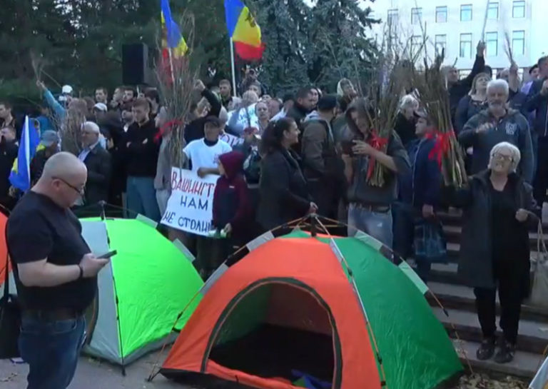 Участники «шоровских» протестов в Кишиневе снова напали на полицейских