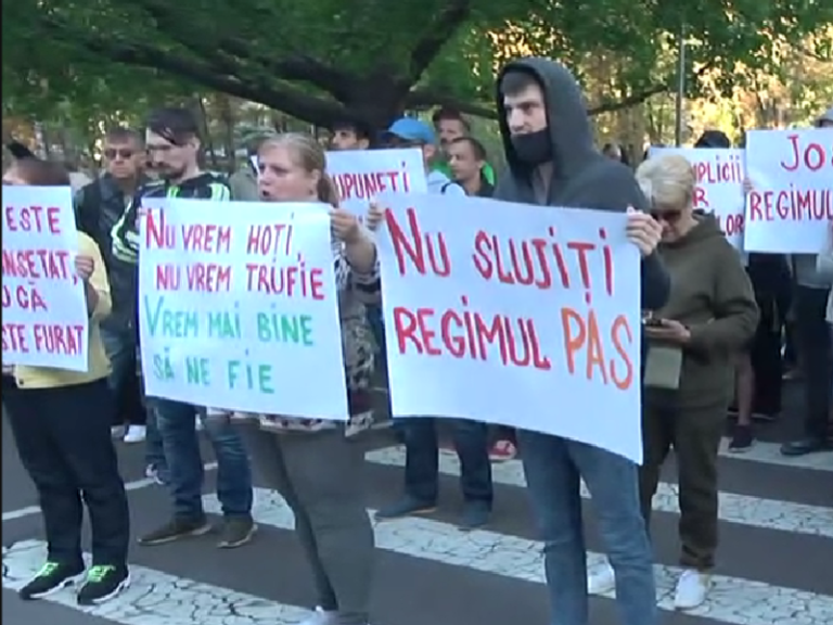 (ВИДЕО) Сторонники партии «ШОР» протестуют у здания правительства