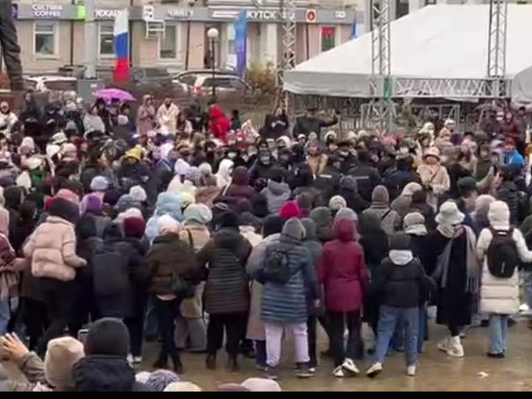 (ВИДЕО) На протесте в Якутске женщины водили хоровод вокруг полиции