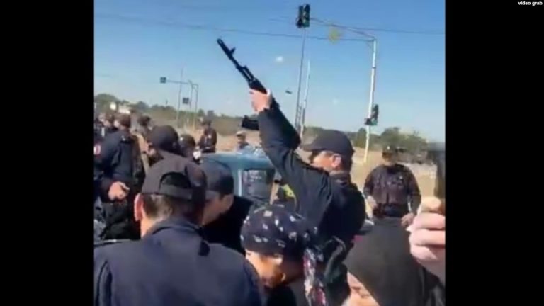 В Дагестане снова перекрыли федеральную трассу, протестуя против мобилизации. Полиция стреляла в воздух