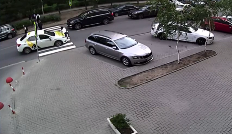(ВИДЕО) В Кишинёве на пешеходном переходе такси сбило женщину с двумя детьми