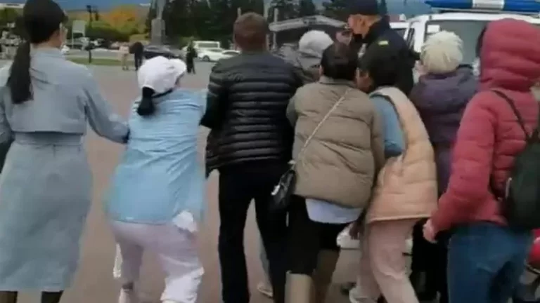 (ВИДЕО) В столице Тувы задержали протестовавших против мобилизации женщин