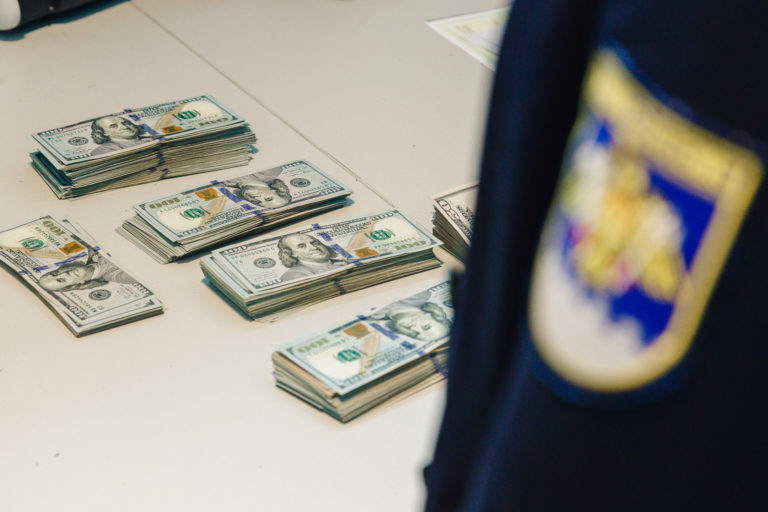 Пассажирка рейса на Дубай собиралась вывезти из Молдовы более $ 40 тысяч