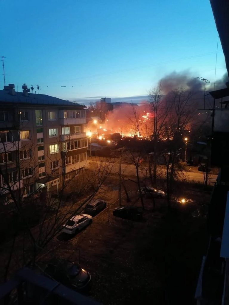 (ВИДЕО) В Иркутске военный самолёт упал на жилой дом