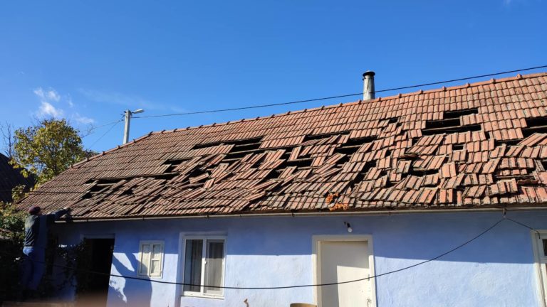 (ФОТО) Повреждены крыши и окна — как выглядит село Наславча, где упали осколки ракеты