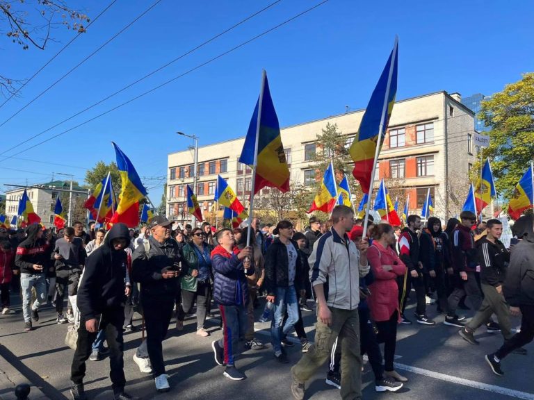 (ВИДЕО) «Шоровцы» направляются к Триумфальной арке, оцепленной полицией. Протестующие требуют присутствия мэра Кишинёва Иона Чебана