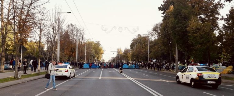 Несколько троллейбусов в Кишиневе меняют маршруты из-за палаток «шоровцев» на проезжей части
