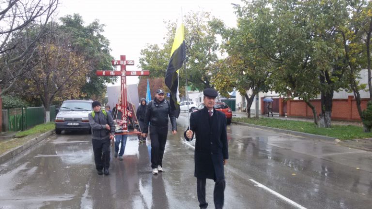 За царя, за империю: в Комрате на крестном ходе несли флаг российских националистов, его участники призывают возродить Русь. Кто они?