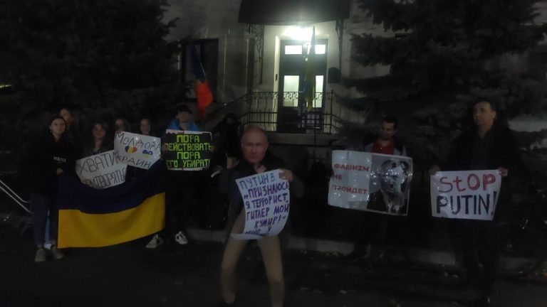 Власти России проверят «акт вандализма» у посольства в Кишиневе в день рождения Путина