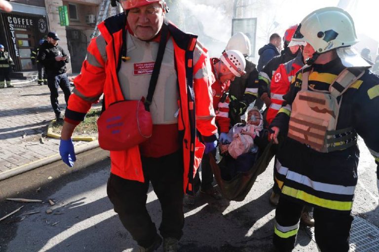 Из-под завалов жилого дома в Киеве вытащили 18 живых и одну погибшую