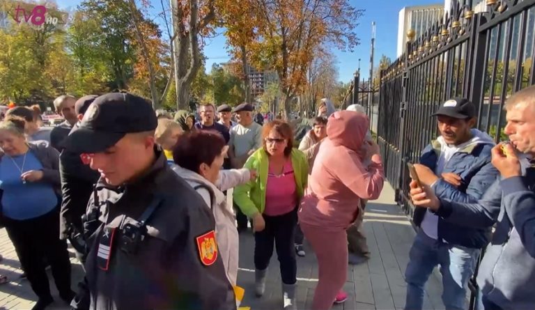 Несколько женщин организовали контрпротест против «шоровцев»: «вы едите из карманов воров»