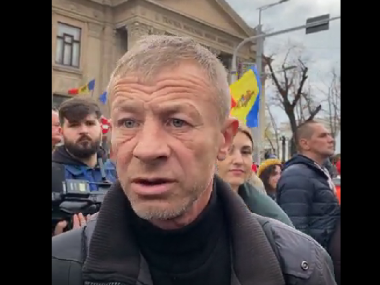 «П***уй на Украину» — пьяный протестующий оскорблял журналиста, приняв его за «приезжего украинца» (ВИДЕО)
