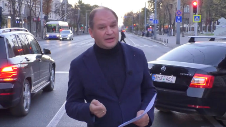 Мэр Ион Чебан заблокировал на пять минут проезд в центре Кишинёва, провоцируя действия полиции