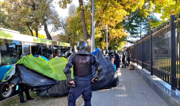 (ФОТО) Полиция убрала палатки «шоровцев» с проезжей части