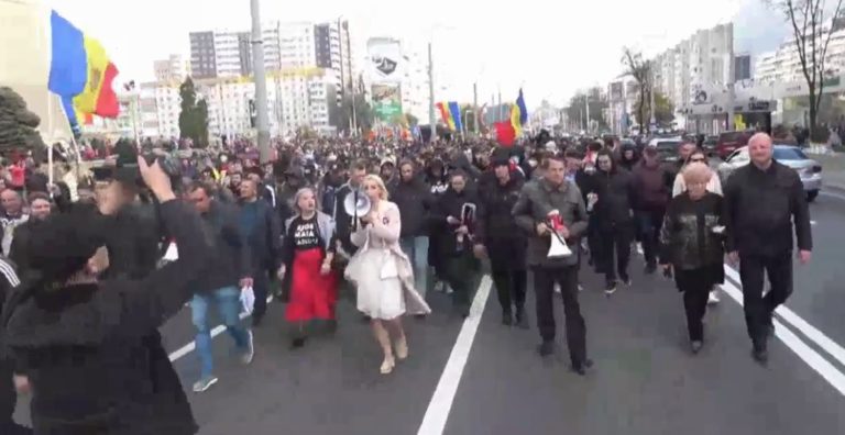 (ВИДЕО) Протестующие пытаются прорваться на перекрытую площадь: столкновения, задержания и Таубер
